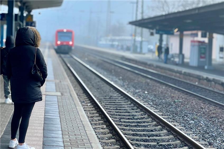 Eine Pendlerin erwartet die Ankunft eines Zuges der Ermstalbahn am Bahnhof Reutlingen. Bild: Jonas Bleeser