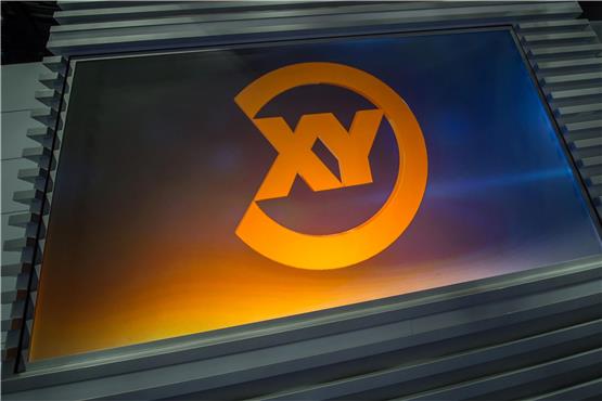 Eine Projektion des Logos der Sendung „Aktenzeichen XY... ungelöst“. Foto: Matthias Balk/dpa