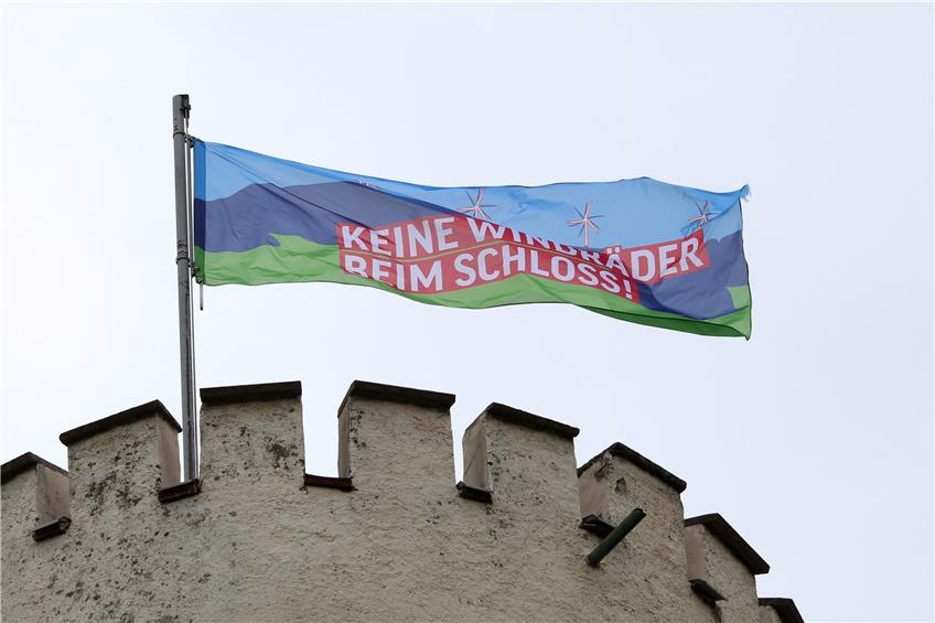 Eine Protest-Flagge der Windrad-Gegner wehte im Mai 2016 auf dem Turm von Schloss Lichtenstein. Archivbild: Thomas de Marco