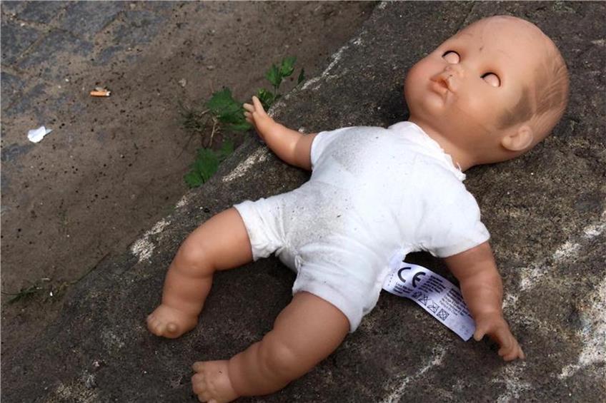 Eine Puppe liegt am Straßenrand. Foto: Daniel Bockwoldt/Archiv