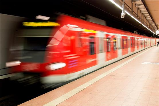 Eine S-Bahn fährt am Hauptbahnhof ein. Foto: dpa