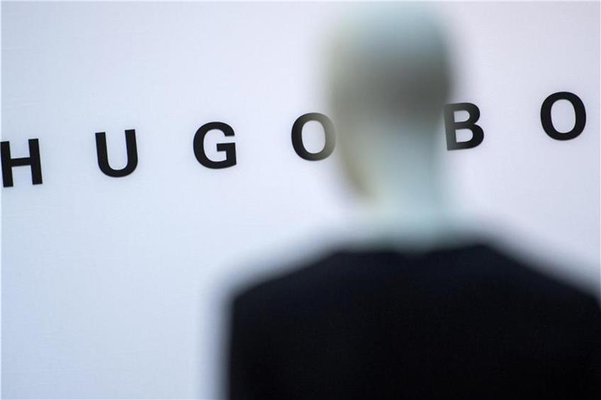 Eine Schaufensterpuppe steht auf dem Firmengelände der Hugo Boss AG. Foto: Sebastian Gollnow/dpa/Symbolbild