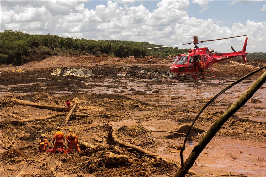 Eine Schneise der Zerstörung nach dem Dammbruch im Januar 2019: Helfer  bergen mithilfe eines Hubschraubers eine Leiche.  Foto: Rodney Costa/dpa
