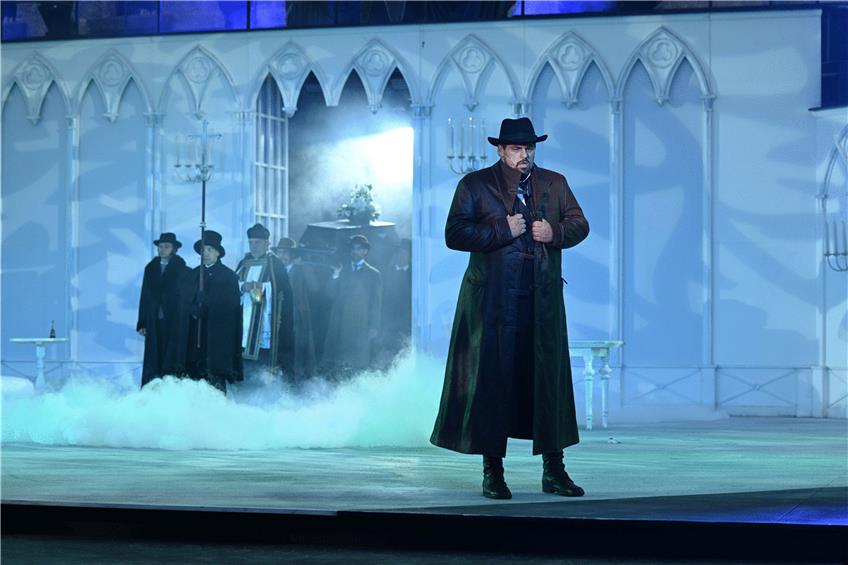 Eine Show mit viel Theaternebel: Der erstklassige Patrick Stanke singt den Vampirjäger Professor van Helsing. Foto: Jochen Klenk