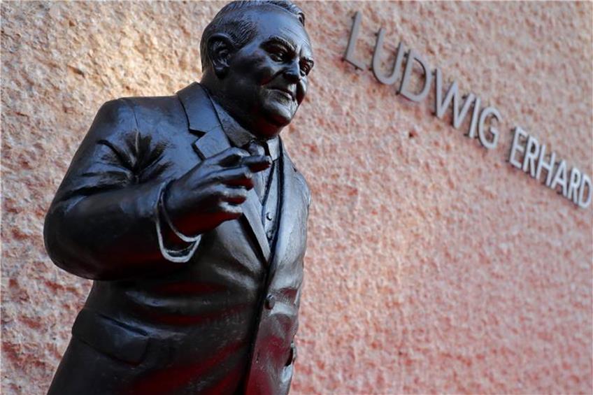 Eine Statue von Ludwig Erhard steht vor dem gleichnamigen Zentrum in Fürth. Foto: Daniel Karmann/Archiv dpa