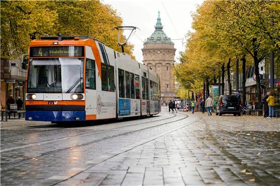 Eine Straßenbahn fährt durch die Mannheimer Innenstadt. Foto: Uwe Anspach/dpa/Symbolbild