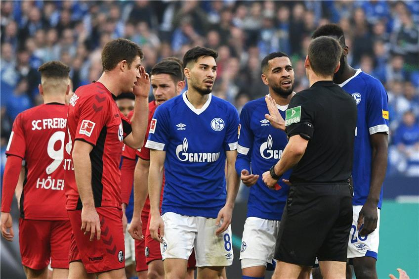 Eine Szene mit dem Schalker Omar Mascarell (l.) sorgte für Debatten. Foto: Ina Fassbender/dpa