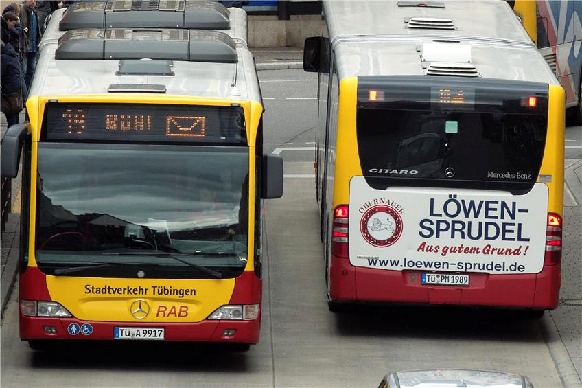 Eine „TüBus-Flat“ würde auch bedeuten, dass mehr Busse fahren. Auch durch die Mühlstraße. Archivbild: Metz