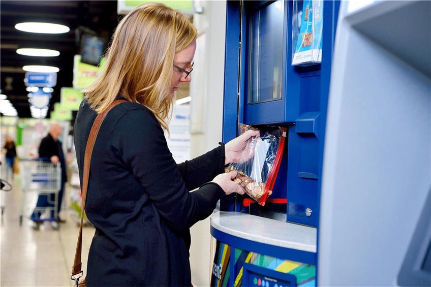 Eine Tüte voller Münzgeld verwandelt sich am Automaten in einen Wertbon für den Supermarkt. Foto: Coinstar