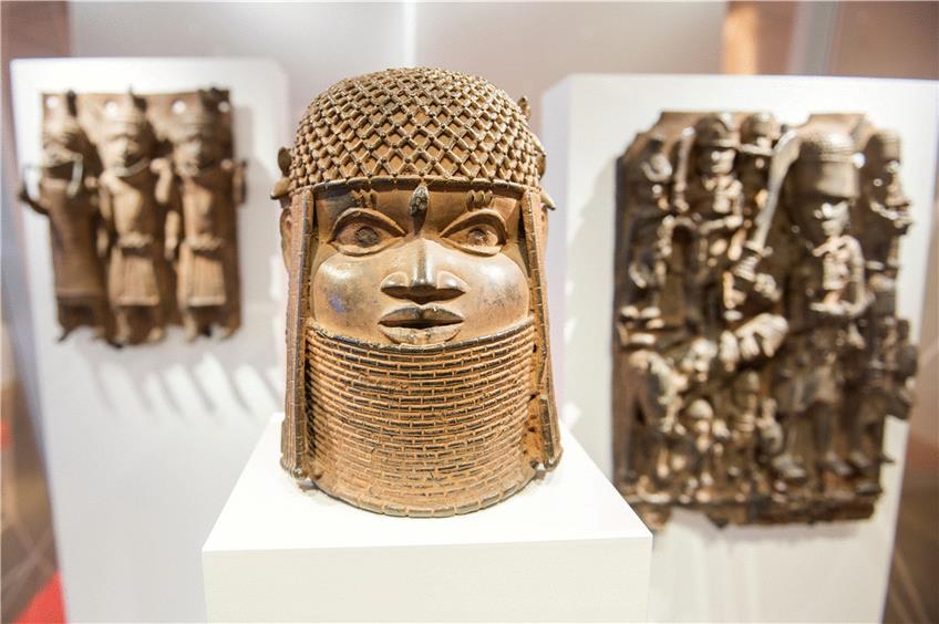 Eine der Benin-Bronzen im Hamburger Museum für Kunst und Gewerbe. Foto: Daniel Bockwoldt/dpa