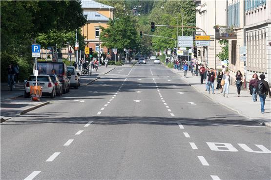 Eine fast autofreie Wilhelmstraße in Tübingen: Was noch eine kurze Momentaufnahme ist, soll nach dem Willen von Oberbürgermeister Boris Palmer die Regel werden, damit Platz ist für Räder und E-Tretroller, Busse und die Stadtbahn. Bild: Ulrich Metz