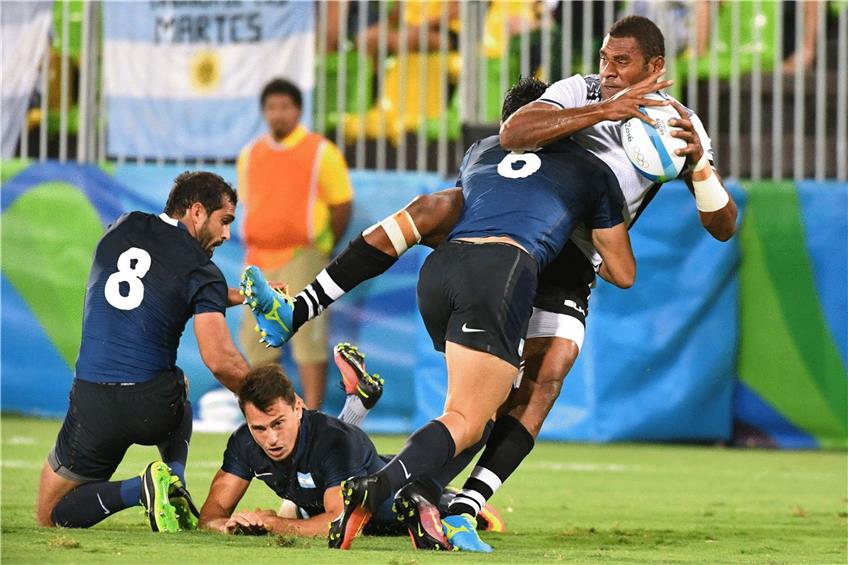 Eine fürs Rugby typische, sehr dynamische Szene: In Deodoro kämpfte das Team der Fidschi-Inseln gegen das aus Argentinien. Foto: afp