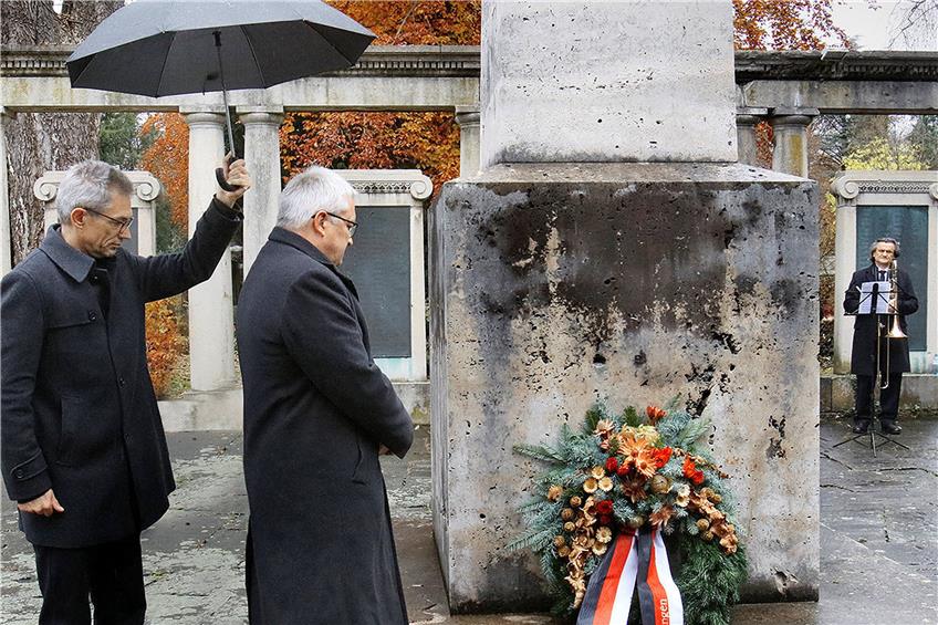 Einen Kranz zur Erinnerung an die Opfer des Ersten Weltkriegs hat Verwaltungsbürgermeister Robert Hahn am Sonntag auf dem Friedhof Unter den Linden niedergelegt. Bild: Horst Haas