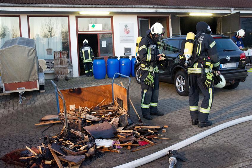 Einen Wagen voller Holzreste schafften Feuerwehrleute mit Atemschutzgeräten aus einer Schreinerei in Bodelshausen. Bild: Franke