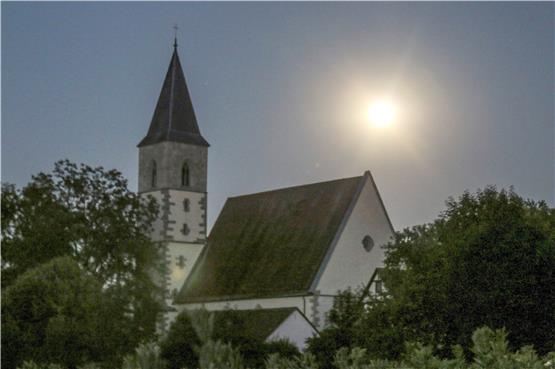 Einen sehr geheimnisvollen Ort sieht Dompfarrer Harald Kiebler in der Sülchenkirche. Diese Aufnahme entstand beim Vollmond am Dienstag. Bild: Bernhard