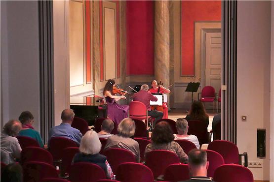 Einen seitlichen Blick auf das Bühnengeschehen im Silchersaal hatten die Zuhörerinnen und Zuhörer vom Uhlandsaal aus. Bild: Karolin Zenker