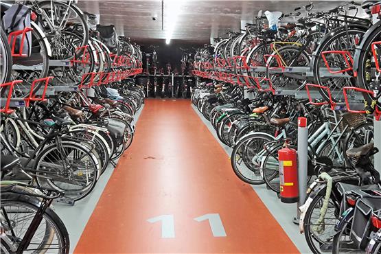 Einfach reinrollen und kostenlos parken – in der riesigen Rad-Tiefgarage am Haarlemer Hauptbahnhof, hier der Blick in einen Gang. Bild: Rekittke
