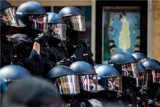Einheiten der Polizei stoßen während der Revolutionären 1. Mai Demo mit Demonstrationsteilnehmern zusammen. Foto: Christoph Schmidt/dpa