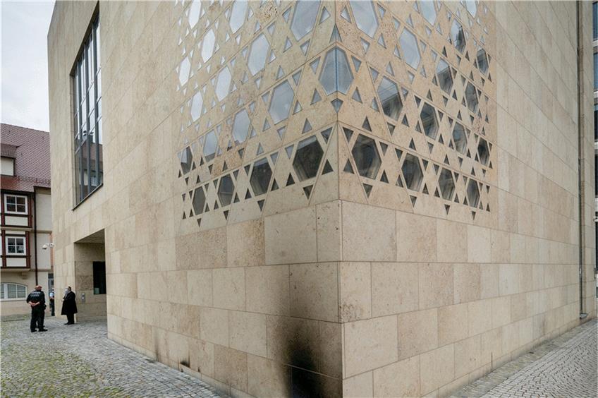 Einige Steinplatten und Glasscheiben an der Außenfassade der Synagoge wurden bei dem Anschlag beschädigt. Foto: Volkmar Könneke