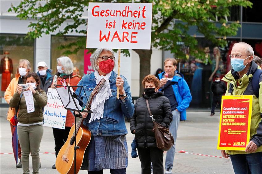 Einige der rund 70 Demonstranten, die in Reutlingen am 1. Mai auf die Straße gingen. Bild: Horst Haas
