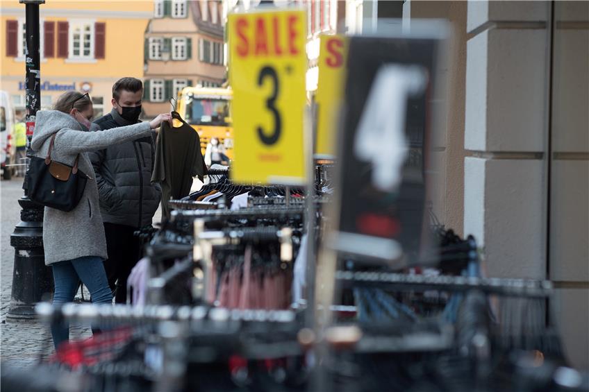 Einkaufen in der Tübinger Innenstadt ist ab Montag für alle nur noch mit Schnelltest möglich. Bild: Ulrich Metz