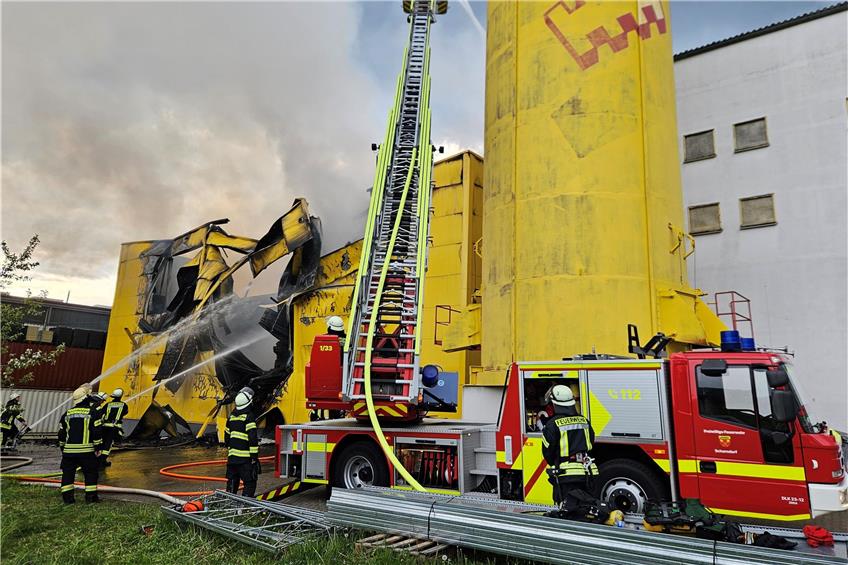 Einsätzkräfte der Feuerwehr löschen eine in Brand geratene Lagerhalle Foto: Andreas Rosar/dpa