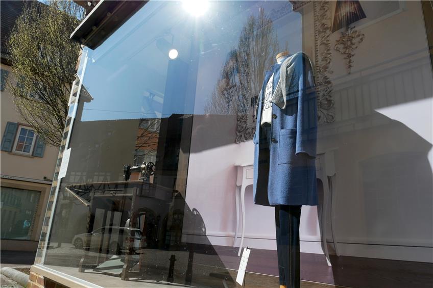 Einsam und aufrecht steht die Kleiderpuppe im Schaufenster bei „Von Bora“. Das T-Shirt unter dem blauen Mantel proklamiert dabei symbolträchtig und in großen Lettern „Peace, Hope, Freedom“.  Bild: Angelika Bachmann