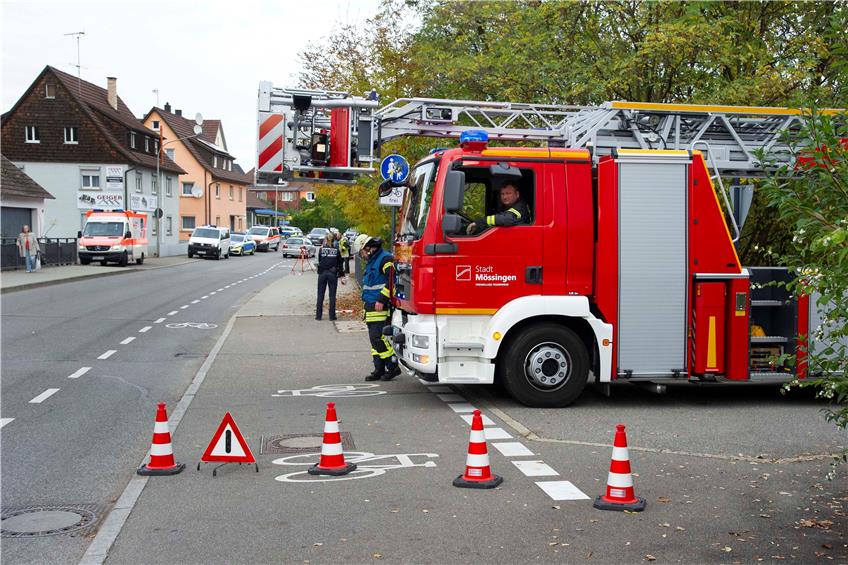 Einsatz auf der Karl-Jaggy-Straße: Unter der Brücke wurde eine Leiche gefunden. Bild: Klaus Franke