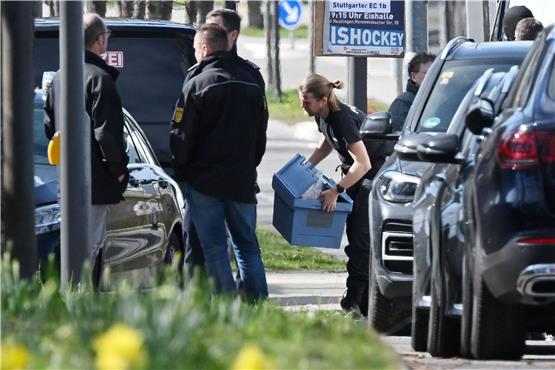 Einsatz von BKA-Ermittlern in Reutlingen im März 2023: Einer der Angeklagten soll damals auf SEK-Beamte geschossen und dabei einen Polizisten schwer verletzt haben.  Foto: Marijan Murat/dpa
