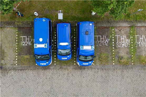 Einsatzfahrzeuge stehen bei der Großübung des Technischen Hilfswerks (THW) „Dresdner Blitz“ auf dem Gelände des THW. Foto: Robert Michael/dpa