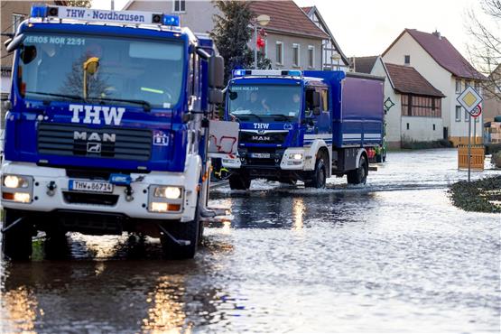 Einsatzfahrzeuge vom THW beim Weihnachtshochwasser 2023 im nordthüringischen Windehausen. Foto: Christoph Reichwein/dpa
