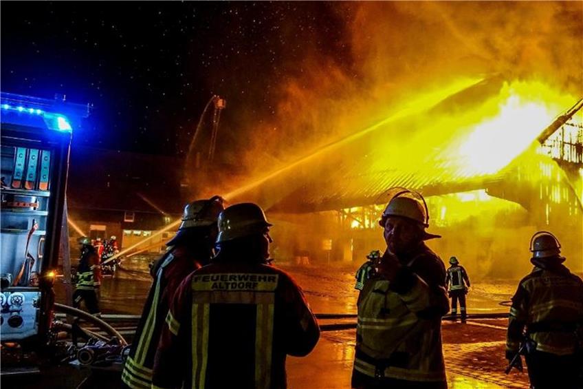 Einsatzkräfte der Feuerwehr löschen ein brennendes Gebäude auf einem Golfplatz. Foto: Dettenmeyer/SDMG dpa/lsw