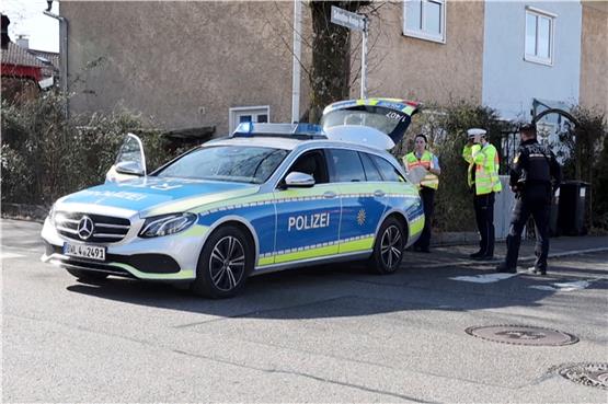 Einsatzkräfte der Polizei stehen an Einsatzfahrzeugen in Reutlingen. Foto: Julian Rettig/dpa