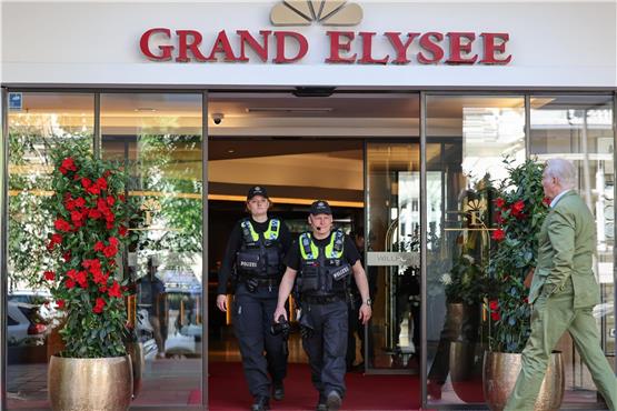 Einsatzkräfte der Polizei verlassen das Elysee-Hotel der Familie Block. Foto: Ulrich Perrey/dpa