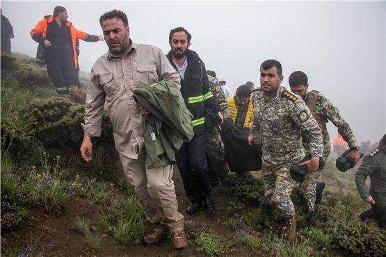 Einsatzkräfte konnten nur noch einen toten Staatspräsidenten bergen.  Foto: Azin Haghighi/Moj News Agency / Afp