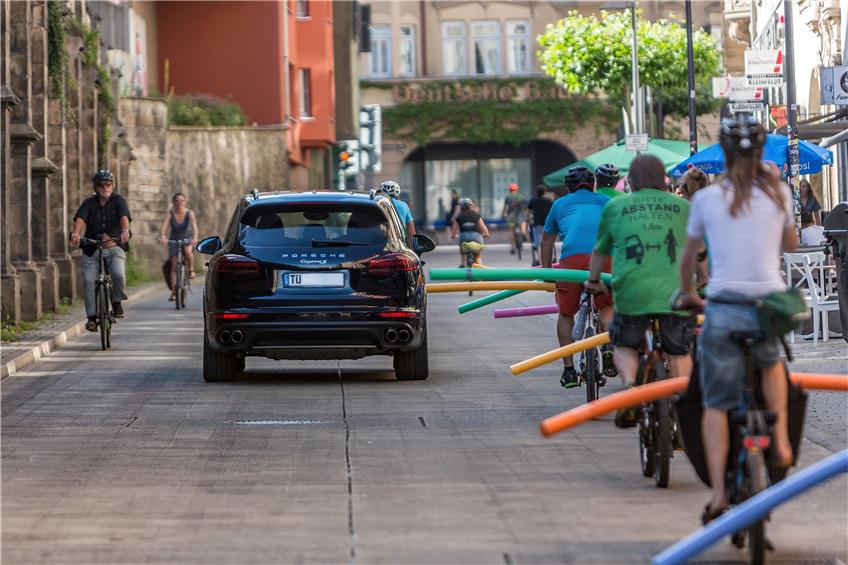 Einsfuffzig Abstand: Das gilt für alle Menschen in Corona-Zeiten und für Autofahrer beim Radler-Überholen. Bild: Ulrich Metz