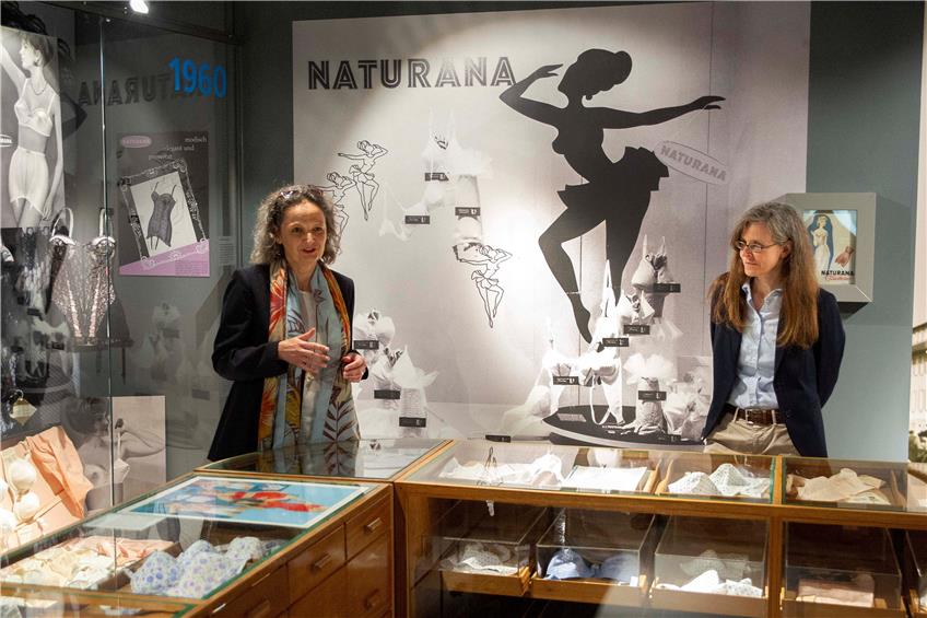 Einst fast uniform weiß, wurde es in den 1960ern drunter bunter: die Naturana-Kuratorinnen Susanne Goebel (links) und Kerstin Hopfensitz. Bilder: Franke