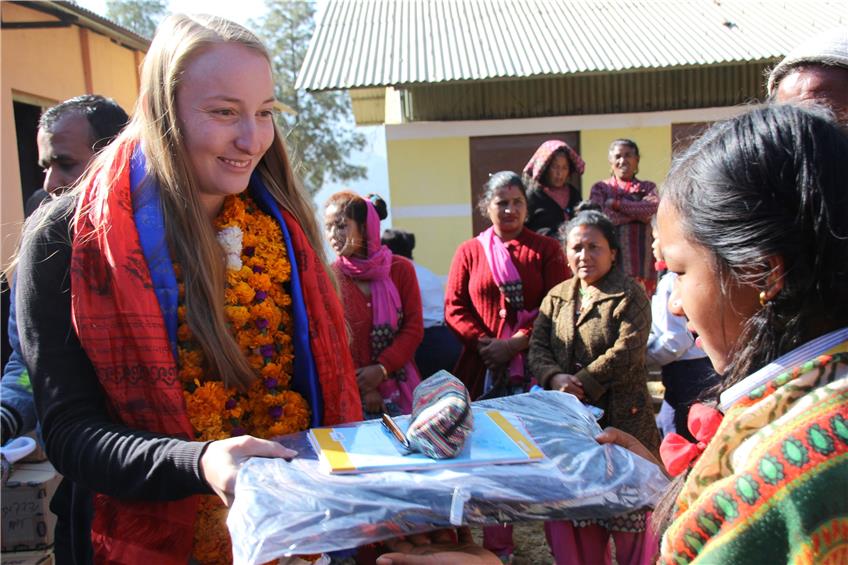 Elena Buchwald übergab in Nepal Schulmaterial. Privatbild