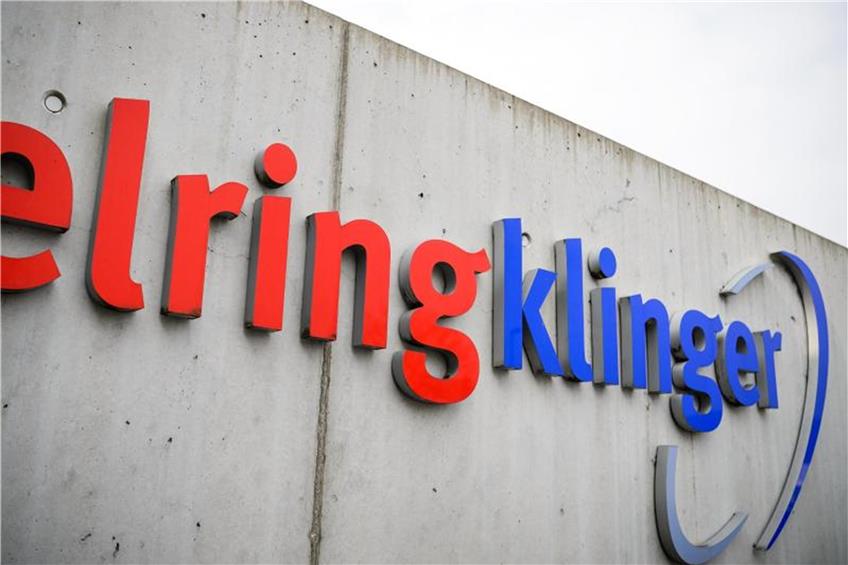 "ElringKlinger" steht auf einer Wand auf dem Gelände des Autozulieferers. Foto: Sina Schuldt/Archiv dpa/lsw