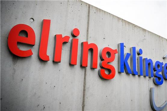 „ElringKlinger“ steht auf einer Wand auf dem Gelände des Autozulieferers. Foto: Sina Schuldt/Archivbild