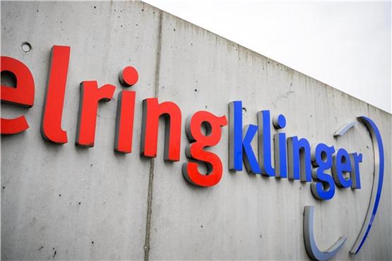 „ElringKlinger“ steht auf einer Wand auf dem Gelände des Autozulieferers. Foto: Sina Schuldt/Archivbild