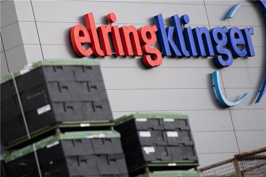 „ElringKlinger“ steht auf einer Wand auf dem Gelände des Autozulieferers. Foto: Tom Weller/dpa