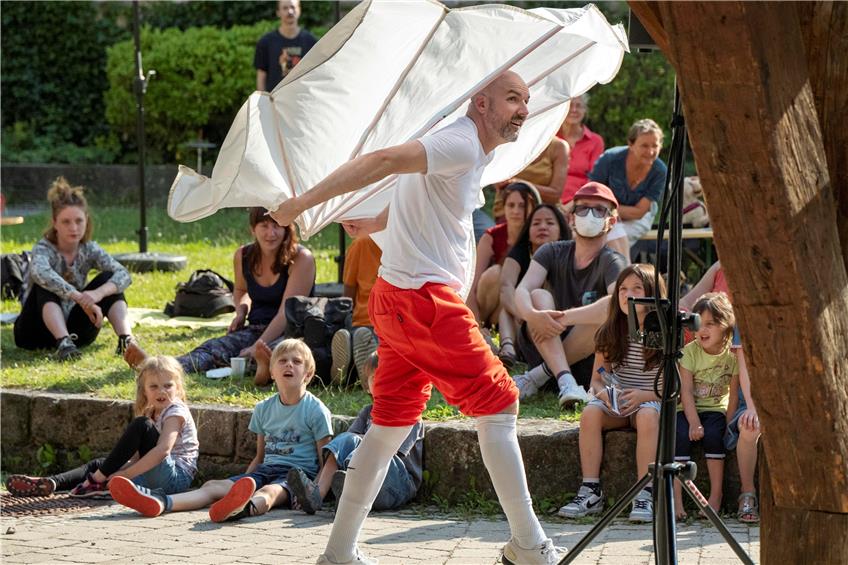 Emilien Truche tanzt das Objekttheater „Wing“. Bild: Klaus Franke