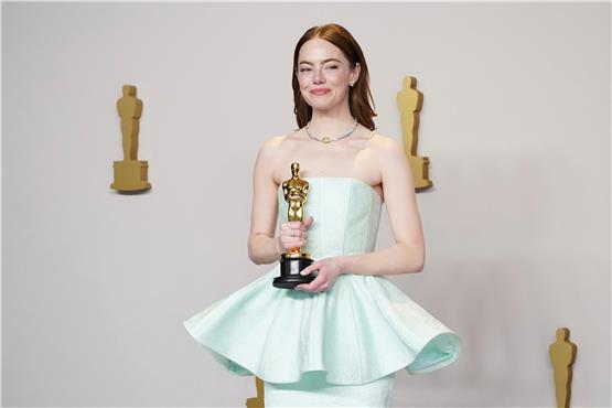 Emma Stone posiert im Presseraum mit dem Preis für die beste Leistung einer Schauspielerin in einer Hauptrolle für "Poor Things" bei der Oscar-Verleihung im Dolby Theatre in Los Angeles.