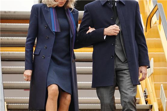 Emmanuel Macron, Staatspräsident von Frankreich, und seine Ehefrau Brigitte Macron, stehen zusammen. Mit einer Klage wehren sie sich nun gegen „diese Spinner“.  Foto: Kay Nietfeld/dpa