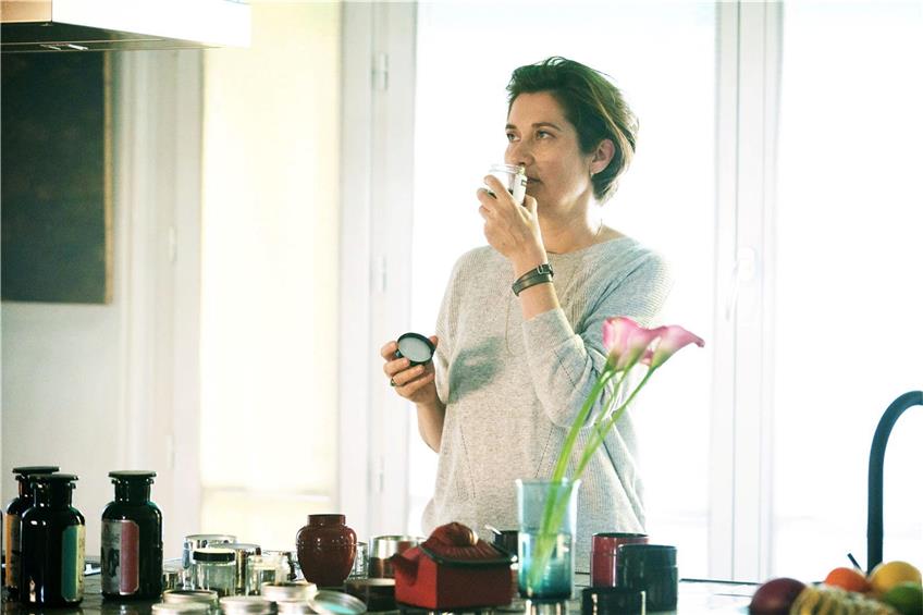 Emmanuelle Devos als erfolgsverwöhnte Duftdesignerin Anne, deren Geruchssinn plötzlich Aussetzer hat. Bild: Les Pyramides
