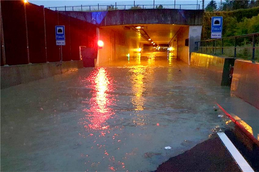 Ende Juni 2021 lief bei Starkregen der B 27-Tunnel in Dußlingen voller Wasser. Archivbild: DLRG Reutlingen