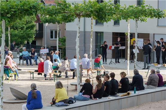 Endlich wieder spielen! Konzert Tübinger Musikschüler beim Stadtteiltreff Corrensstraße. Bild: Ulrich Metz