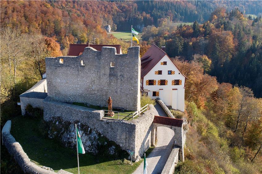 Endspurt auf der Burg Derneck hoch über dem Lautertal: Diese Woche sind Wanderheim und Burgschenke noch jeden Tag geöffnet.Bild: Haas