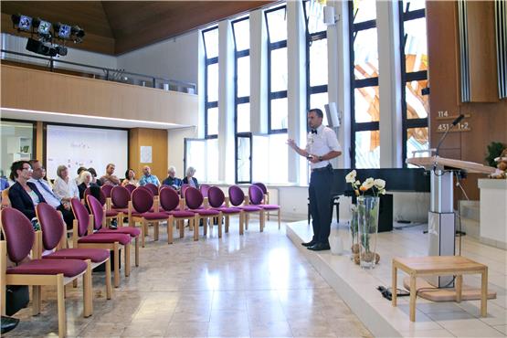 Energisch und mit Hilfe moderner Technik predigt Benjamin Lachmann regelmäßig bei Gemeinden der Siebenten-Tags-Adventisten. Bilder: Koebnik